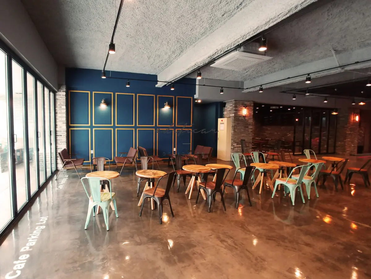 네이비 웨인스코팅과 폴리싱 바닥의 모던 카페